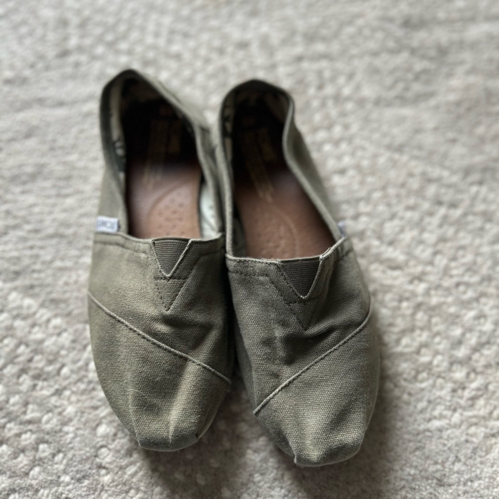 Tom’s women’s size 8 light green flats